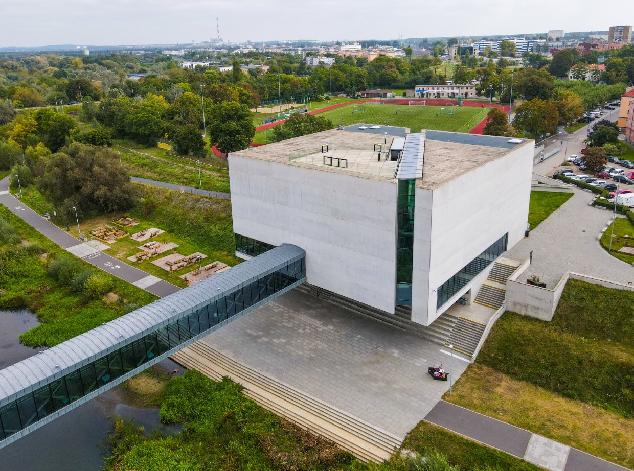 Na zdjeciu budynek Bramy Poznania widziany z lotu ptaka