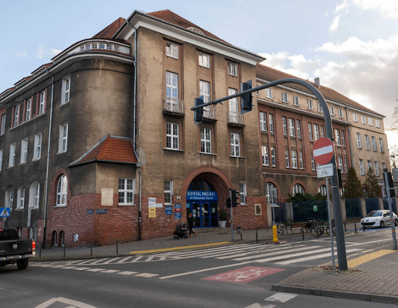 Na zdjeciu budynek szpitala miejskiego im. F. Raszei