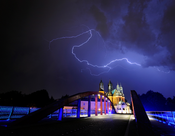Na zdjęciu burza widziana nad poznańską katedrą