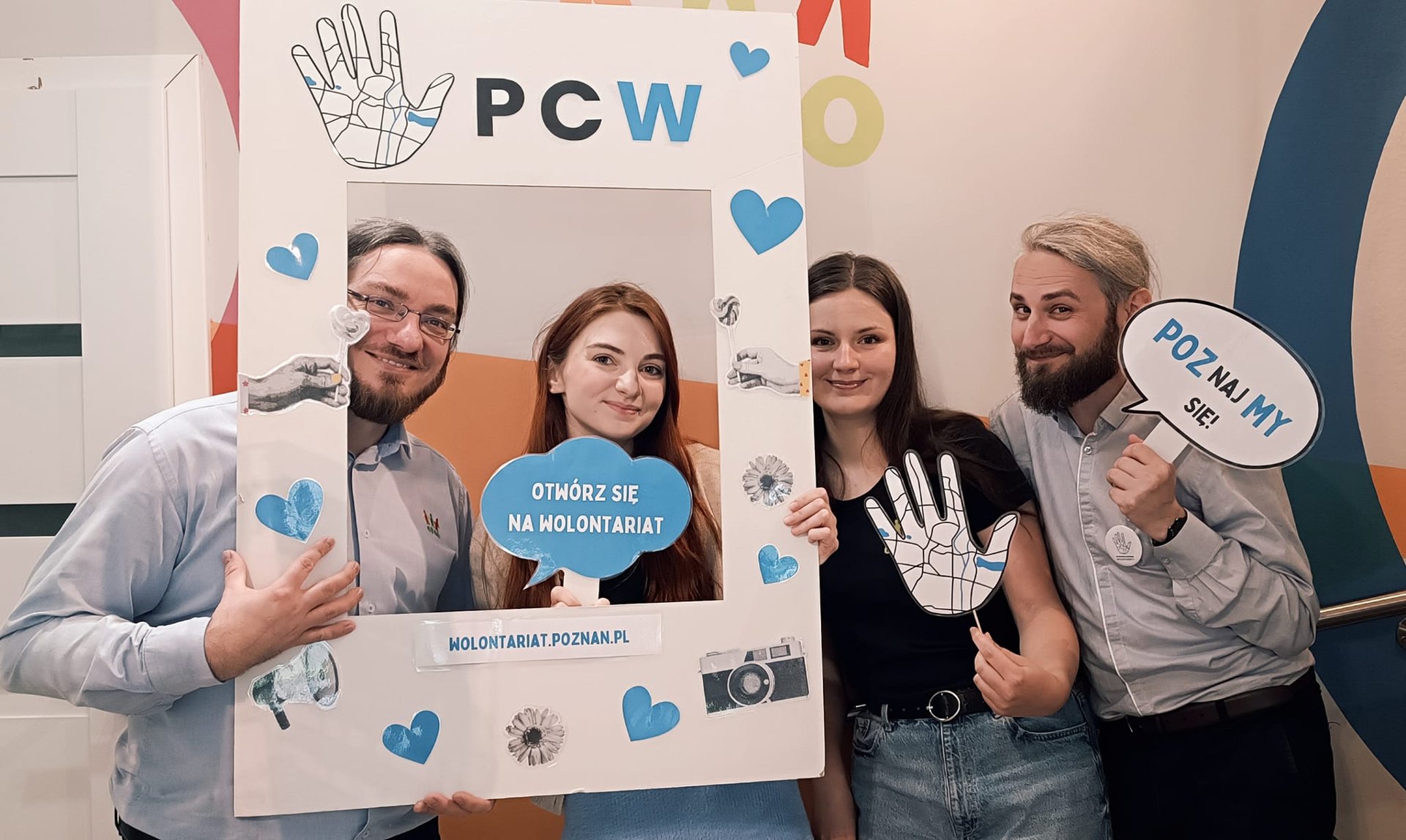 Na zdjęciu chmura z napisem: otwórz się na wolontariat