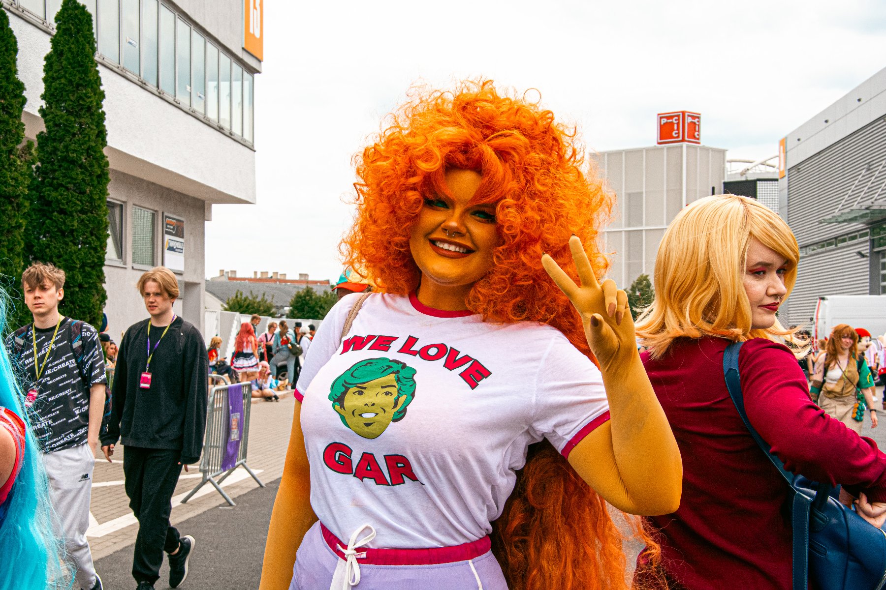 Na zdjęciu cosplayerka pozująca do obiektywu na tle Iglicy, ubrana w niebieski strój