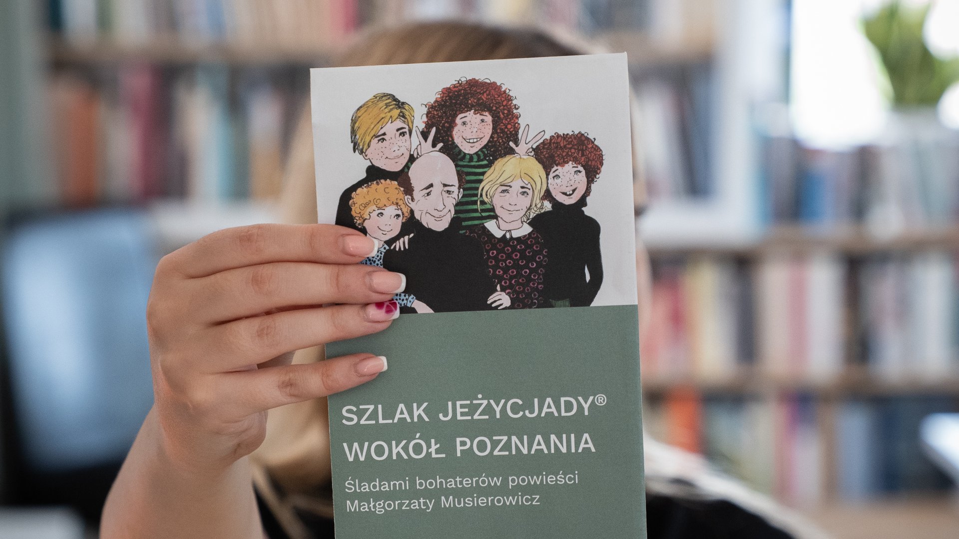 na zdjęciu dłoń trzymająca mapę, na niej widać bohaterów cyklu Jeżycjada