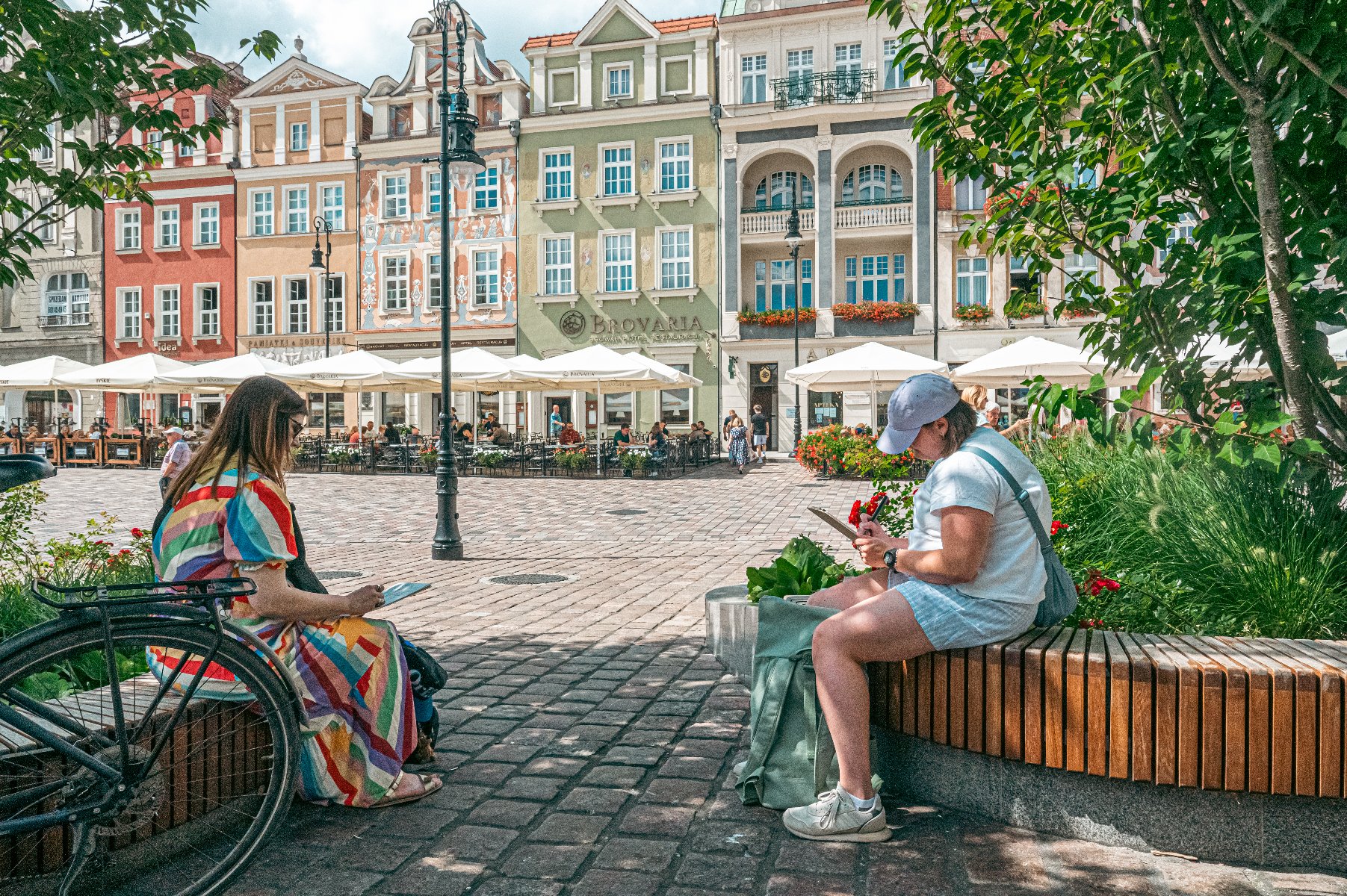 Na zdjęciu dłonie szkicującego człowieka