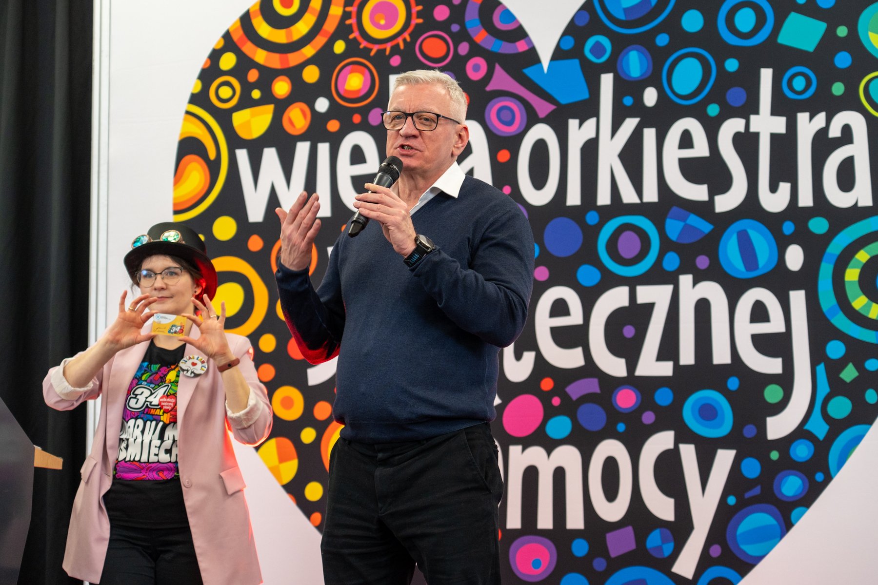 na zdjęciu dlonie trzymające kartę PEKA