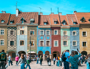 Na zdjęciu domki budnicze, przed nimi spacerujący ludzie