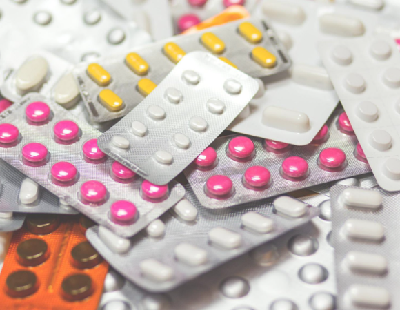 Na zdjęciu dużo kolorowych tabletek w blistrach