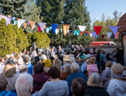 Na zdjęciu dużo ludzi w przestrzeni na zewnatrz, w centrum prezydent Poznania,