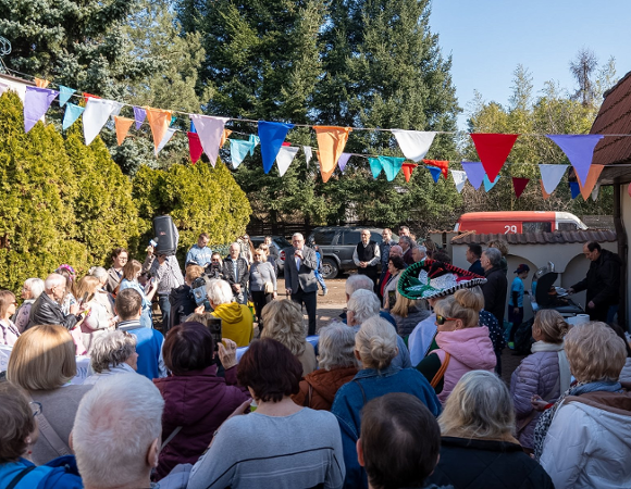 Na zdjęciu dużo ludzi w przestrzeni na zewnatrz, w centrum prezydent Poznania,