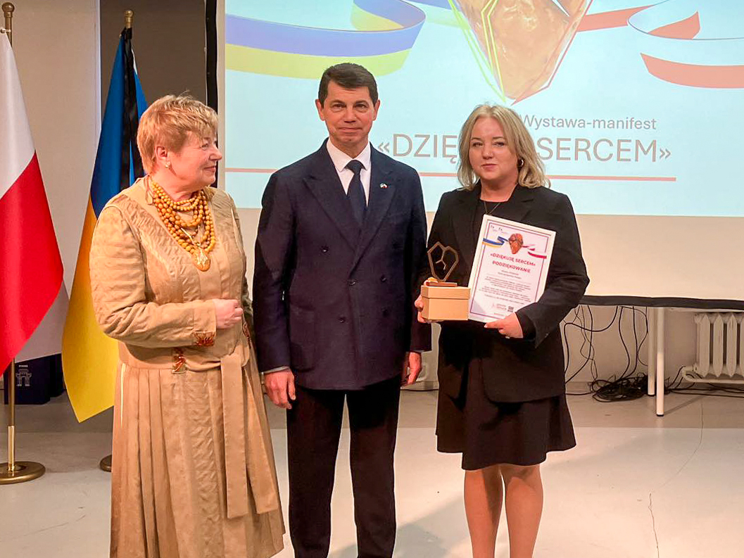 Na zdjęciu dwie kobiety i mężczyzna, pozują do zdjęcia