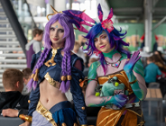Na zdjęciu dwie kobiety w cosplayu