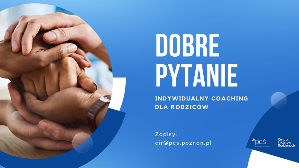 Na zdjęciu dzieci bawiące się niewielką zabawką, nie widać ich twarzy