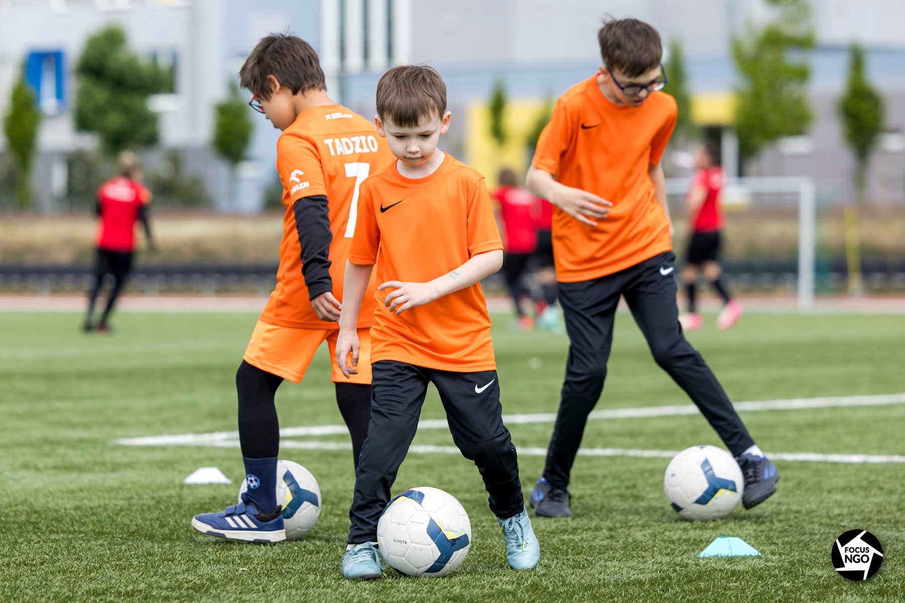Na zdjęciu grupa grupa młodych sportowców składających razem ręce w kręgu