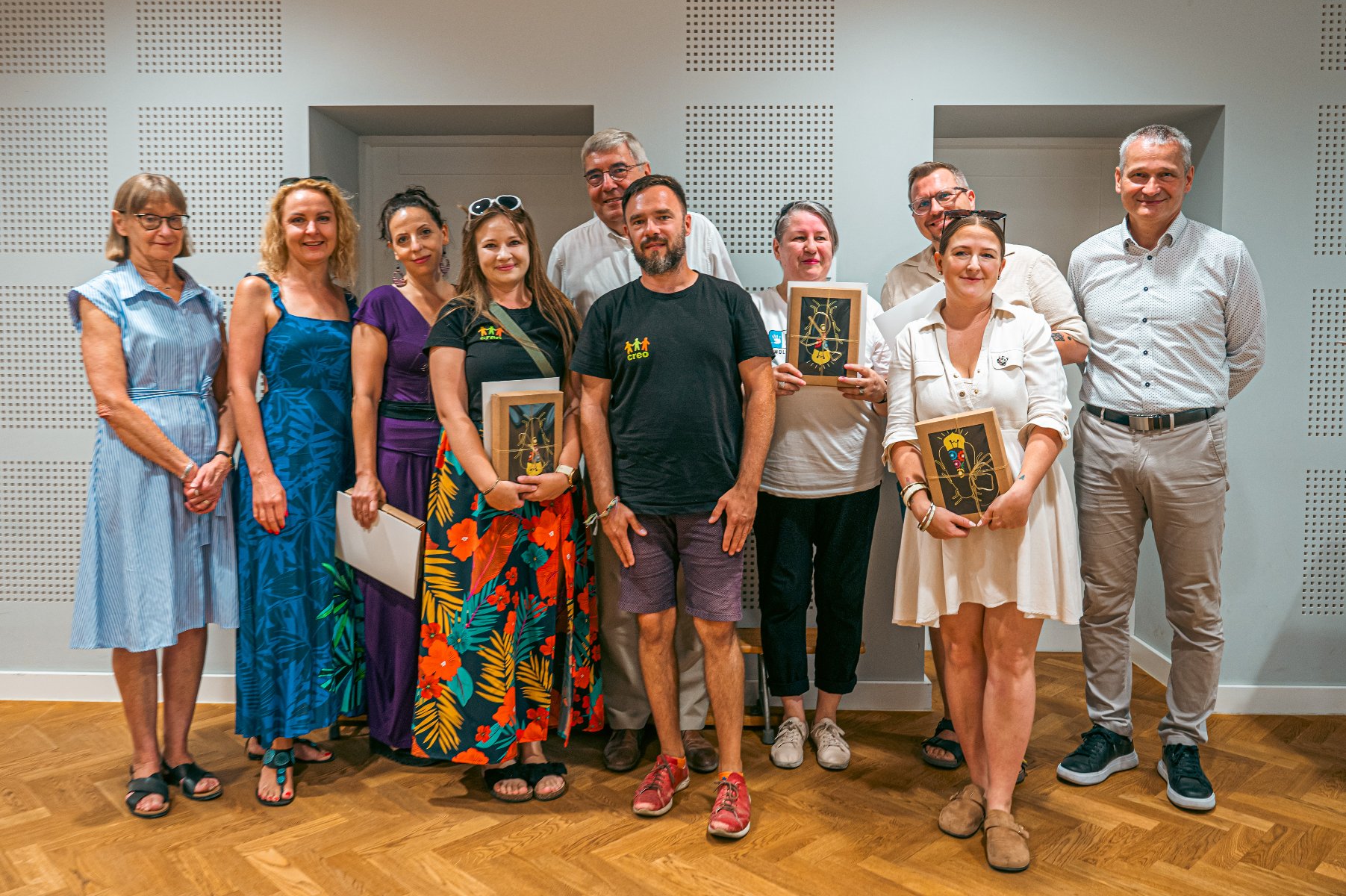 Na zdjęciu grupa ludzi pozujących do obiektywu