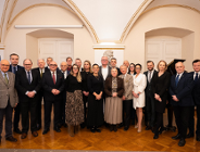 Na zdjęciu grupa ludzi pozujących do obiektywu