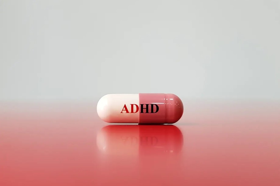 na zdjęciu kapsułka z napisem ADHD - grafika artykułu