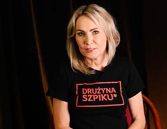 Na zdjeciu kobieta w koszulce z napisem: Drużyna Szpiku
