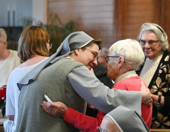 Na zdjęciu kobiety dzielące się opłatkiem