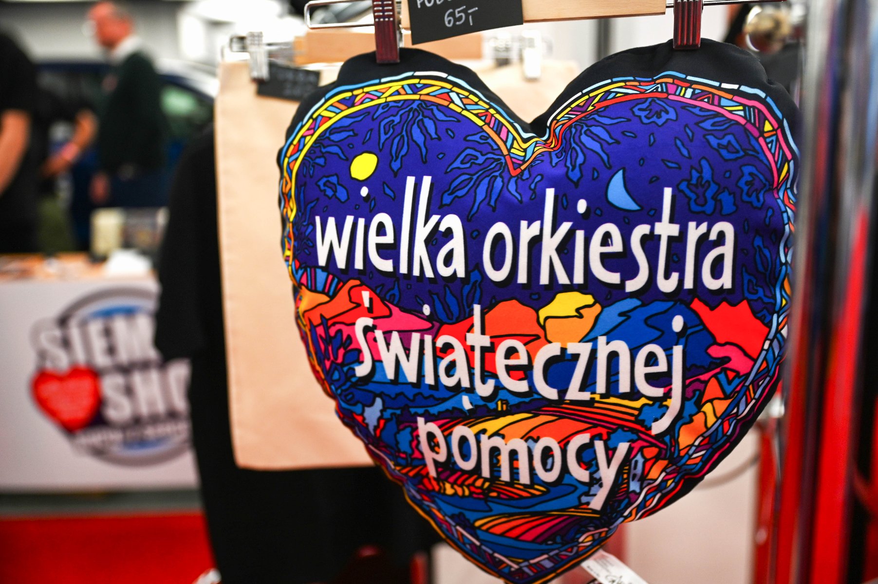 Na zdjęciu kolorowe serce z napisem: wielka orkiestra świątecznej pomocy