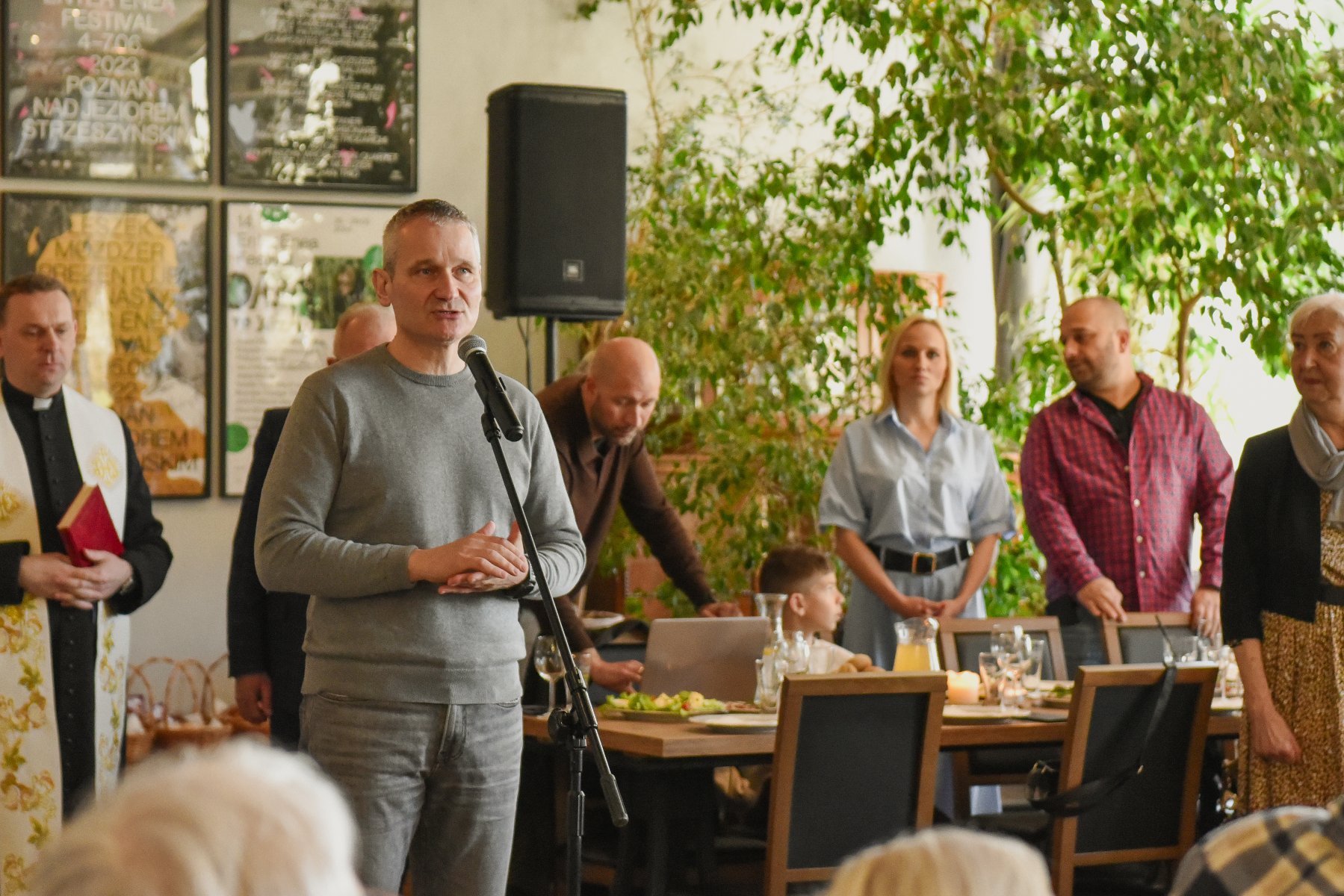 Na zdjęciu koszyki wypełnione jedzeniem, w nich kartki z napisem: wesołych świąt wielkanocnych