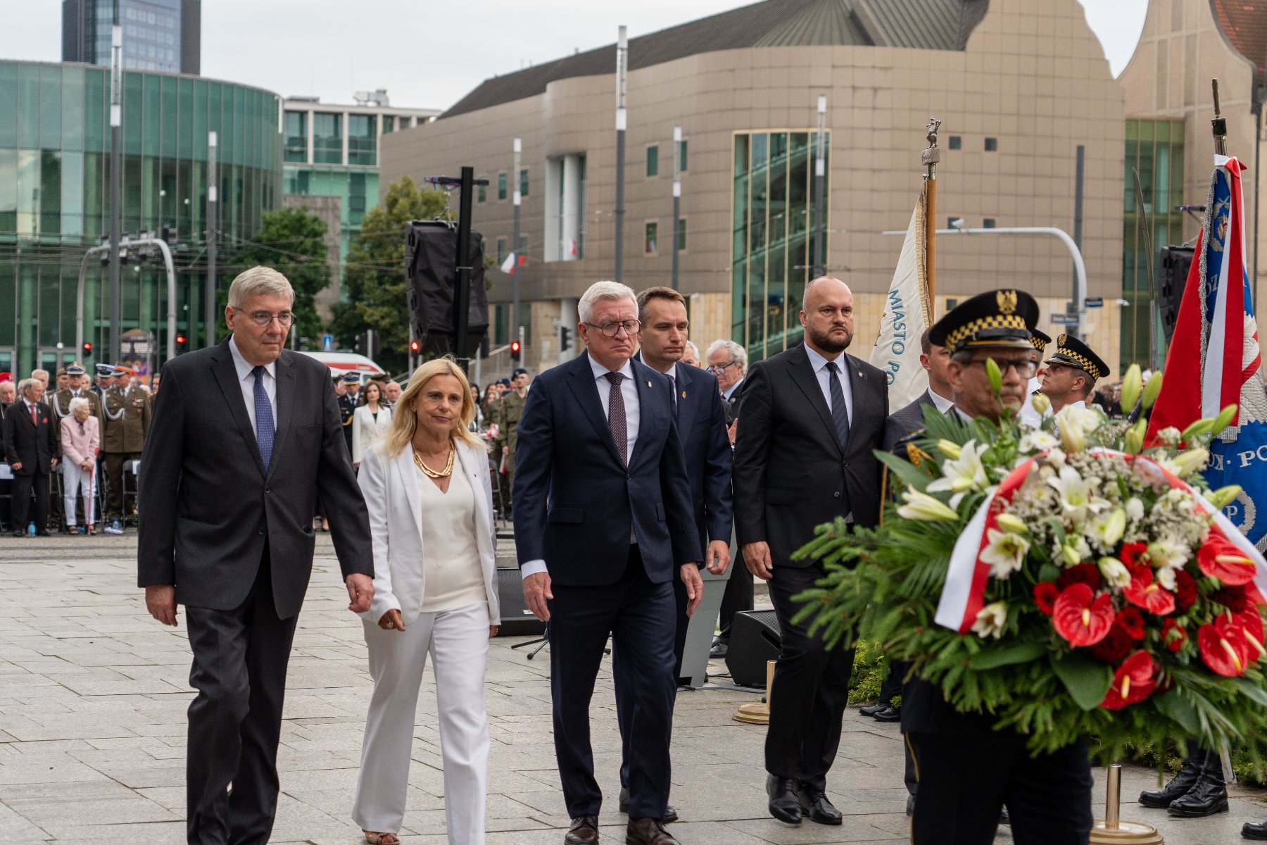 Na zdjęciu kwiaty pod pomnikiem Czerwca 56