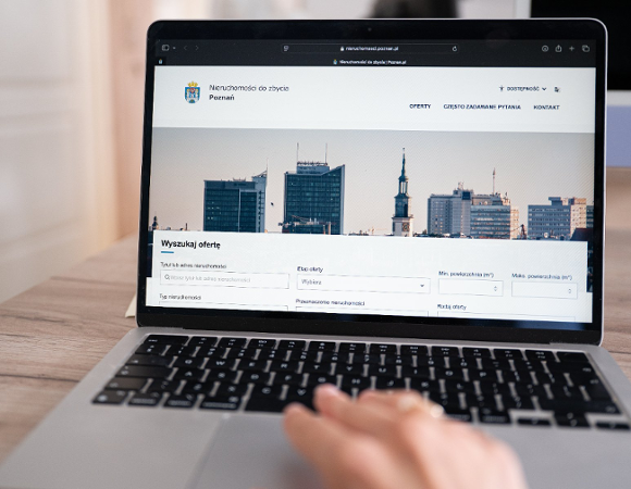 Na zdjęciu laptop, na nim strona internetowa prezentująca nieruchomości