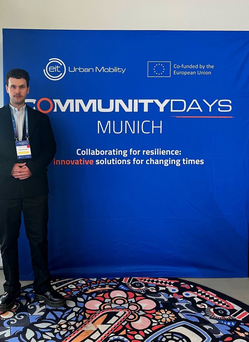 Na zdjęciu mężczyzna, w tle baner z napisem CommunityDays Munich, eit Urban Mobility, co-funded by European Union