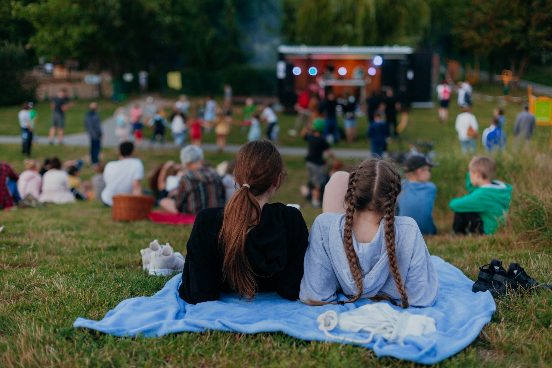 Na zdjęciu młody chłopak tańczący breakdance, przyglądają mu się inni