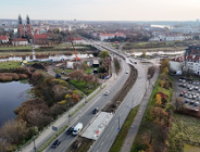 Na zdjęciu most widziany z lotu ptaka, w tle widać wieże katedry