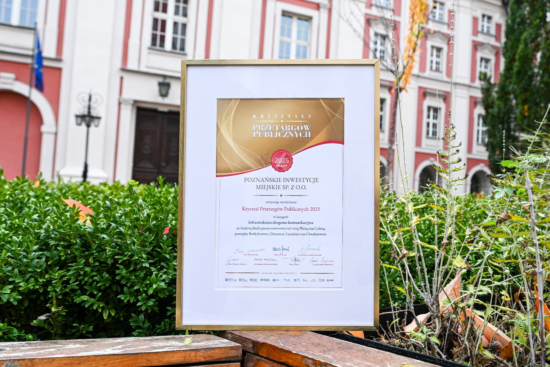 Na zdjęciu mosty Berdychowskie, na nich stoją dwie kobiety, w tle widać rowerzystę