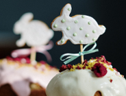 Na zdjęciu mufinka z zajączkiem na patyku