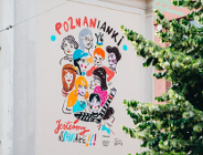 Na zdjęciu mural z twarzami kobiet i napisem: jesteśmy wspaniałe