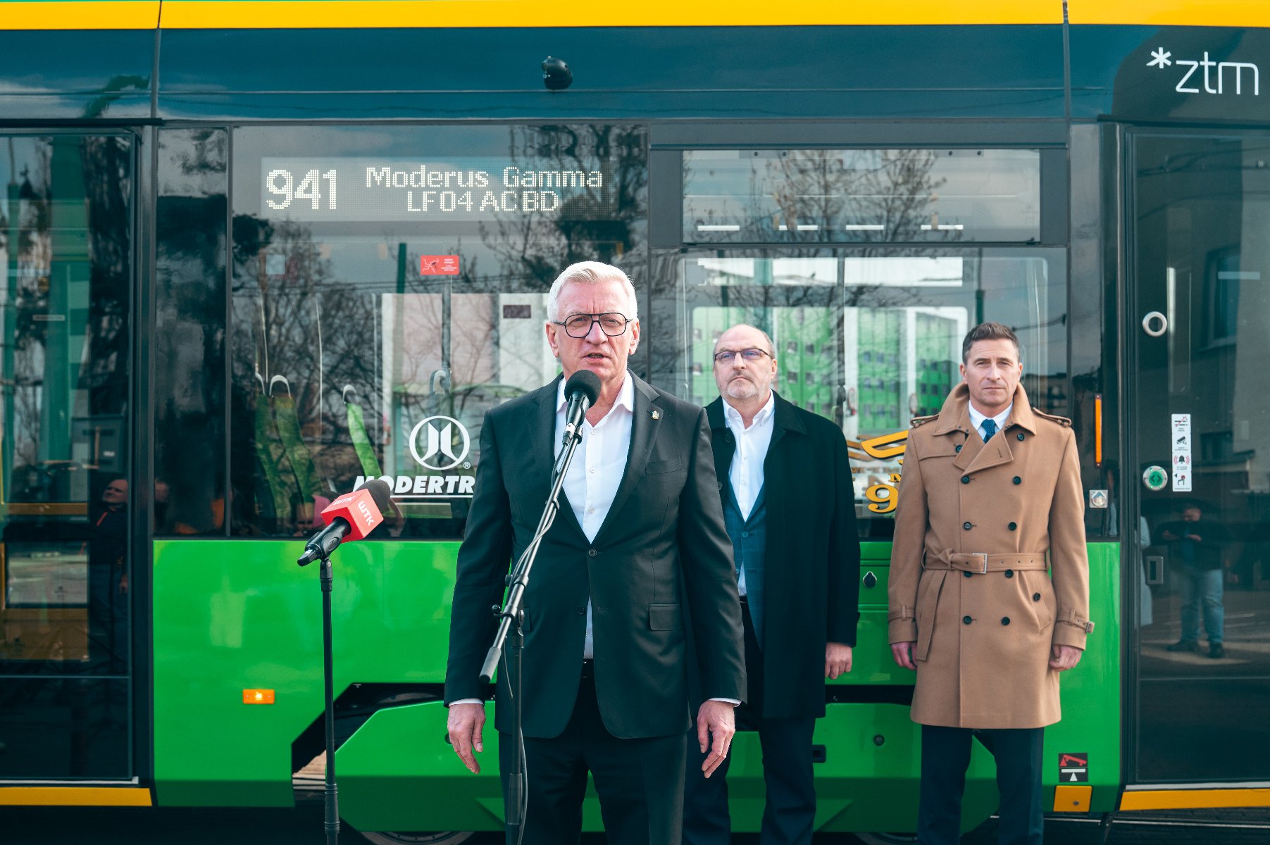 Na zdjęciu nowy tramwaj wyjeżdżający z zajezdni