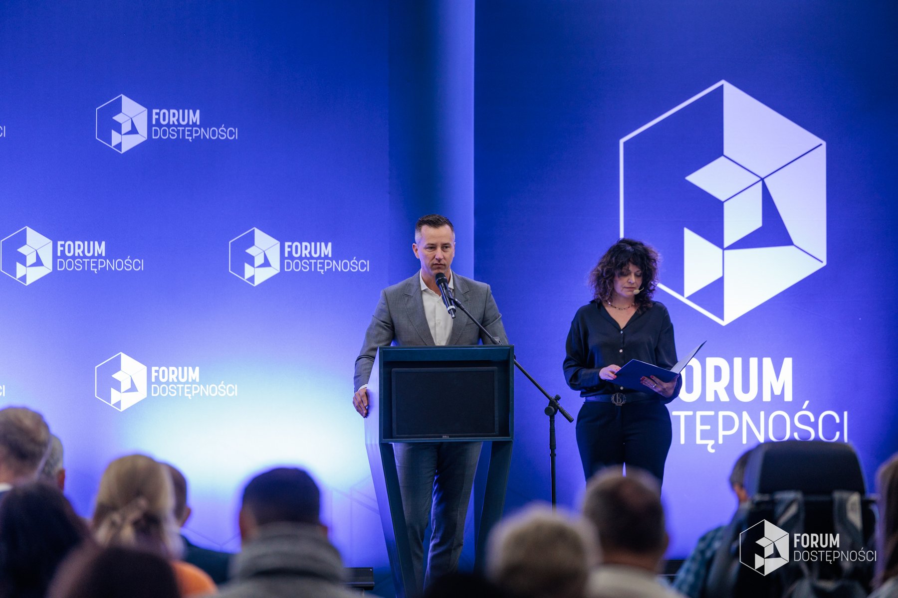 Na zdjęciu osoba z torbą z napisem: forum dostępności