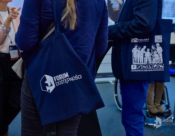 Na zdjęciu osoba z torbą z napisem: forum dostępności