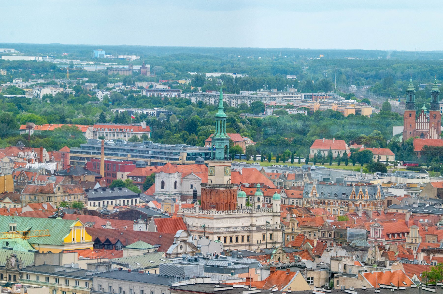 Na zdjęciu panorama Poznania, w centrum Ratusz