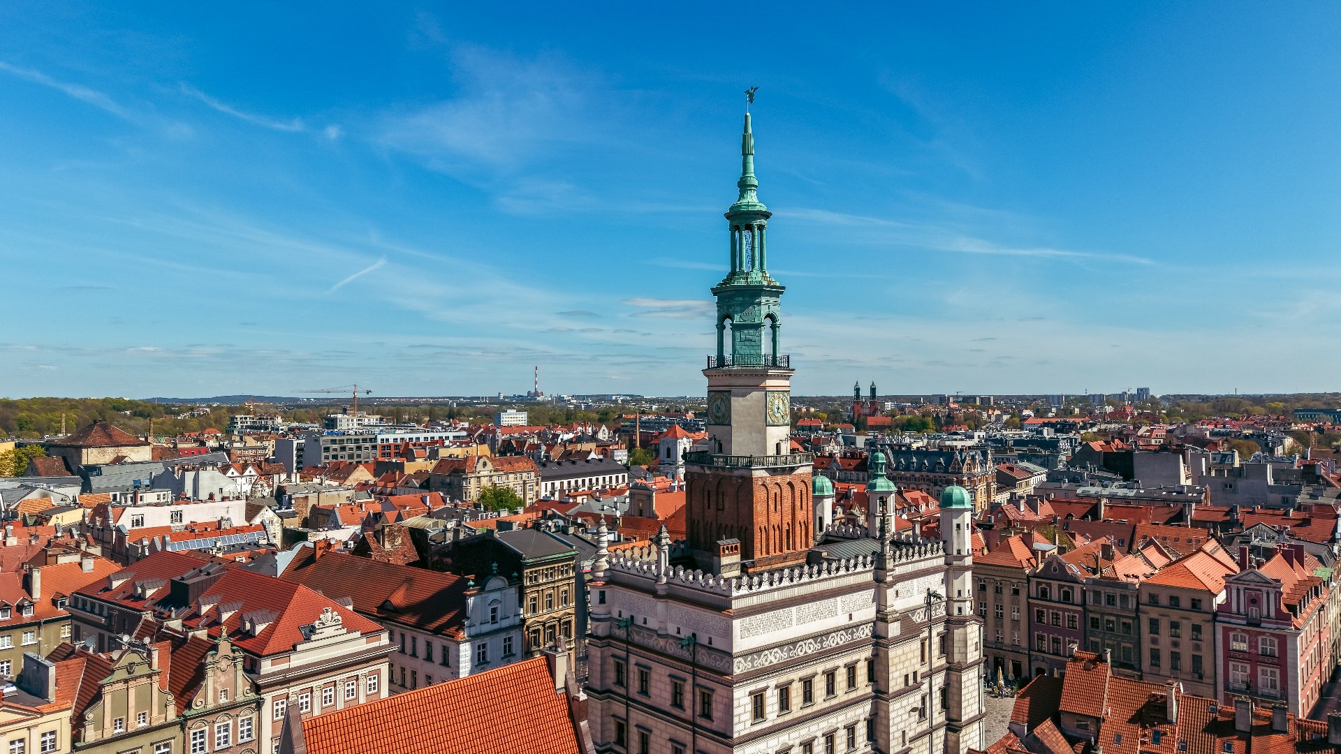 Na zdjęciu panorama Poznania, w centrum widać wieżę ratuszową