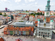 na zdjęciu panorama Poznania, widać stary Rynek z lotu ptaka, w tle wysokie budynki, w tym Bałtyk