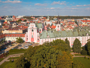 Na zdjęciu panorama Poznania z lotu ptaka, w centrum budynek urzędu miasta i wieża ratusza