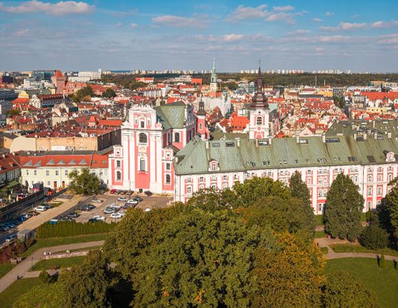 Na zdjęciu panorama Poznania z lotu ptaka, w centrum budynek urzędu miasta i wieża ratusza