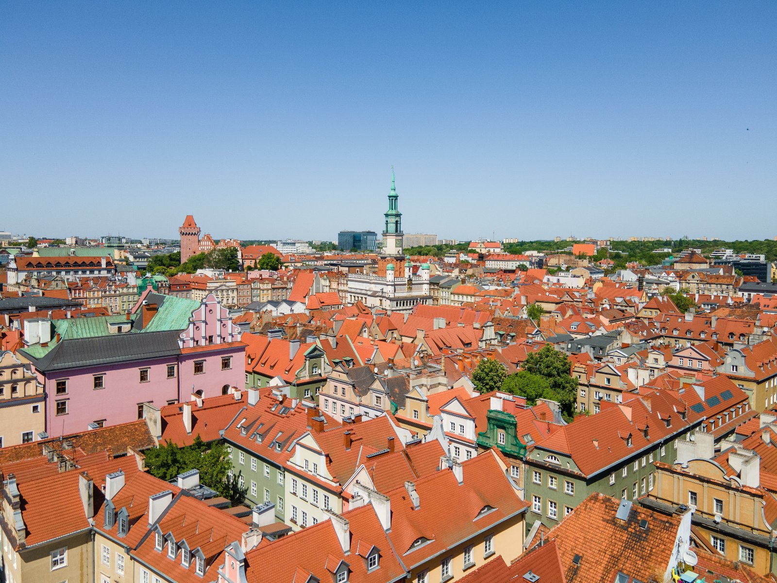 Na zdjęciu panorama Poznania z lotu ptaka, w centrum Ratusz
