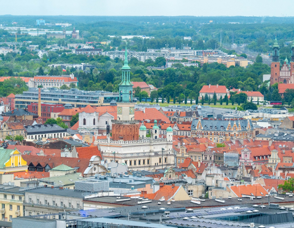 Na zdjeciu panorama Poznania z lotu ptaka, w centrum widać Ratusz