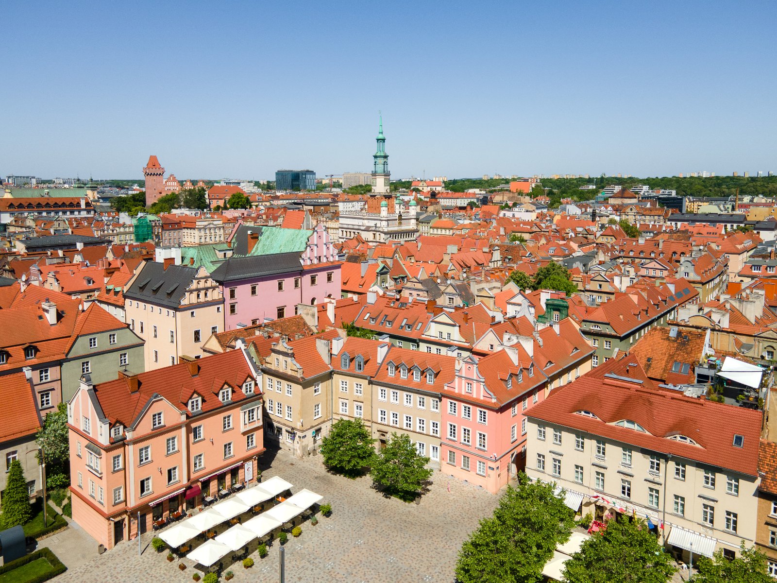 Na zdjęciu panorama Poznania z lotu ptaka, w centrum wieża ratusza