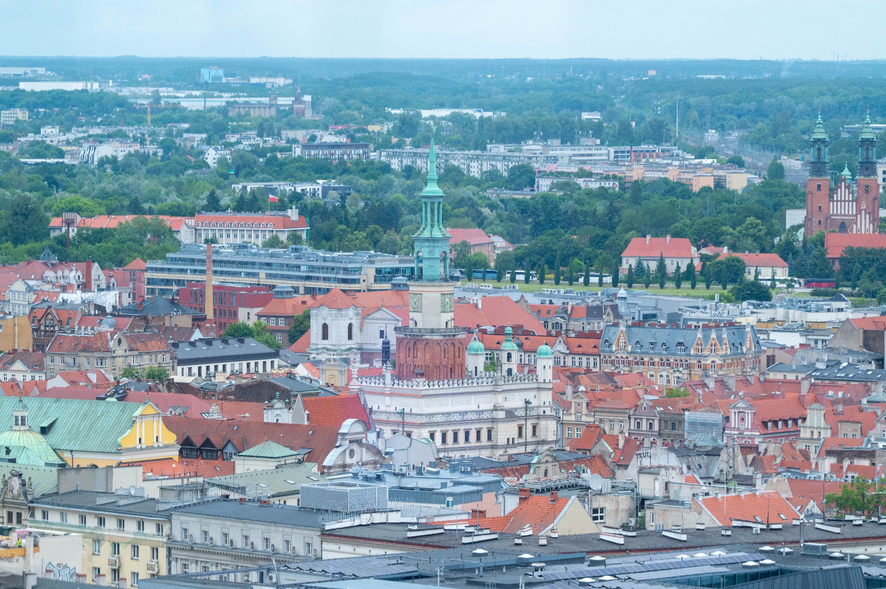 Na zdjęciu panorama Poznania z lotu ptaka, w centrum wieża ratusza