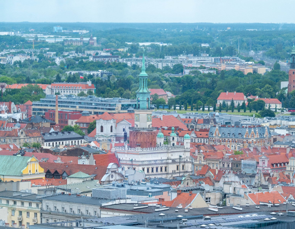Na zdjęciu panorama Poznania z lotu ptaka, w centrum wieża ratusza
