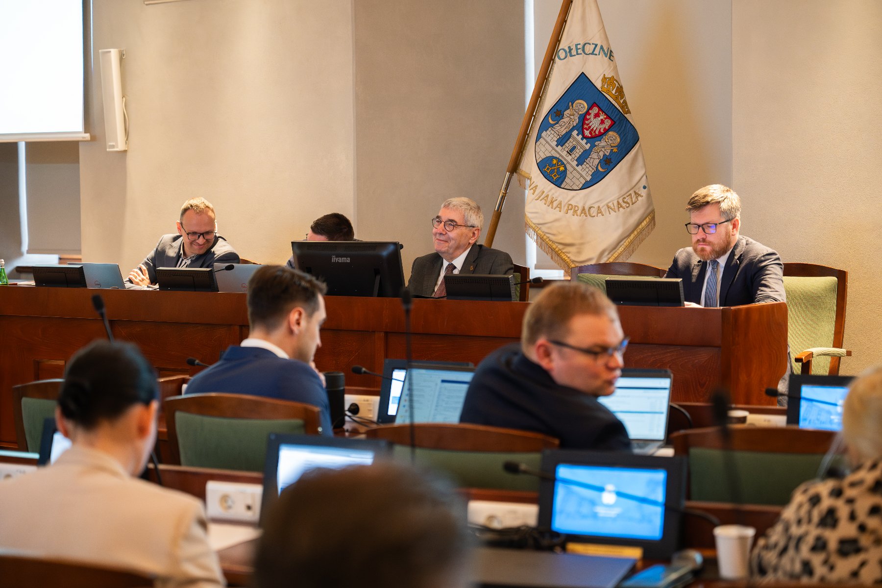 Na zdjęciu panorama Poznania z lotu ptaka, widać dachy budynków, w centrum wieża Ratusza