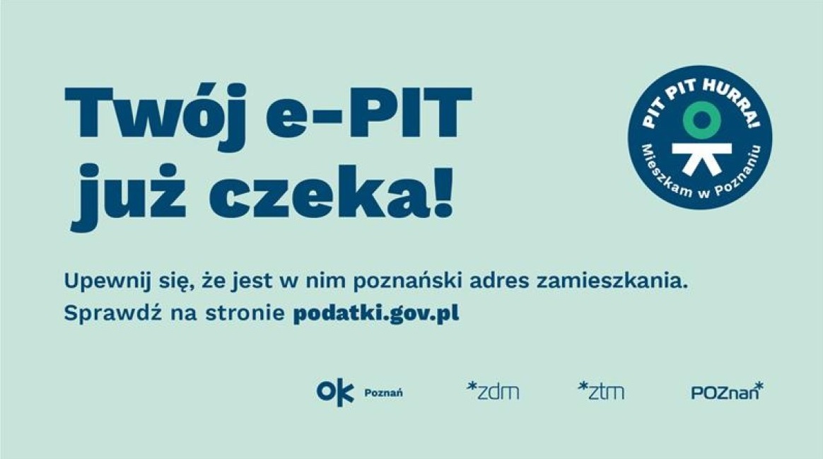 Na zdjęciu papierowy formularz PIT, w tle widać urząd skarbowy