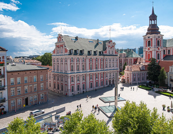Na zdjęciu Plac Kolegiacki widziany z lotu ptaka