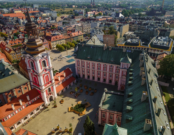 Na zdjęciu Plac Kolegiacki widziany z lotu ptaka