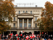 Na zdjeciu plac Wolności pełen ludzi, widać biało-czerwone balony