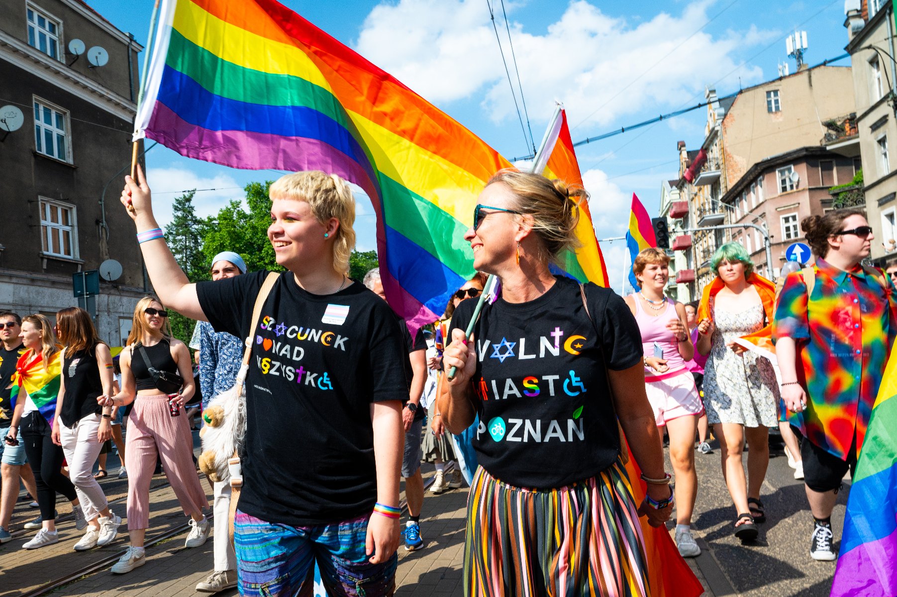 na zdjęciu platforma z napisem: from Poznań with love